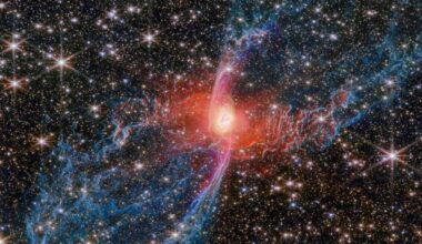 czerwony obiekt na ciemnym niebie pełnym gwiazd