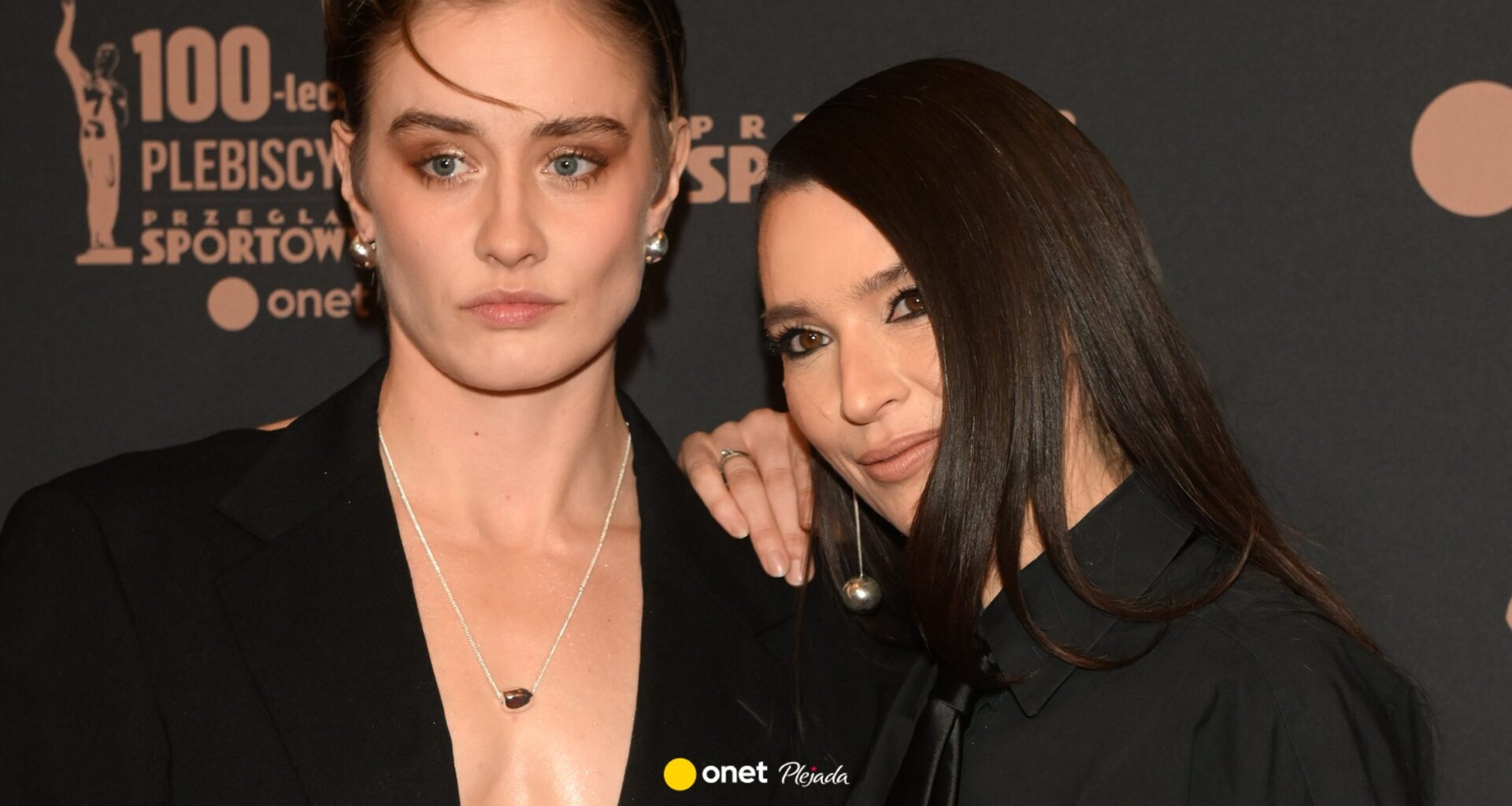 Katarzyna Zillmann i Janja Lesar blisko siebie na czerwonym dywanie. Wybrały czerń - Plejada
