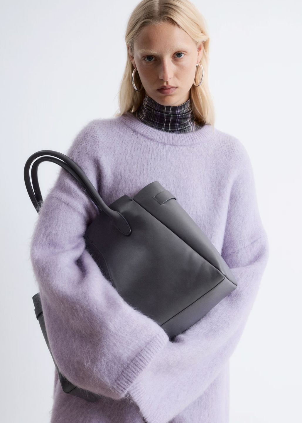 Duża, szara torba z kolekcji H&M 2026