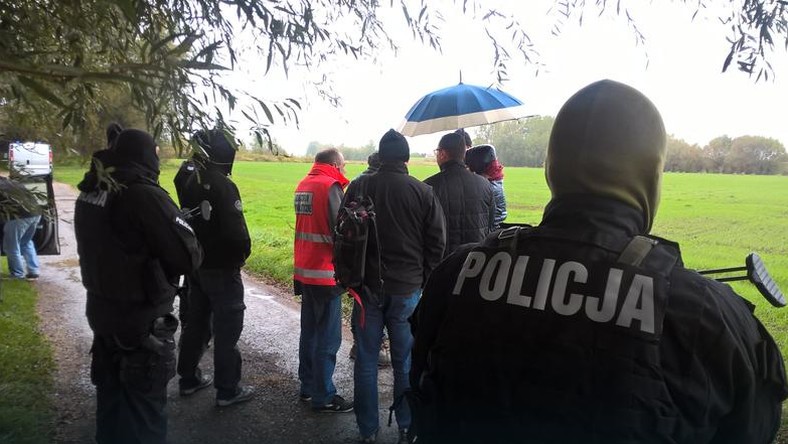 Policjanci z Archiwum X w trakcie eksperymentu procesowego w Łęce Szczucińskiej, gdzie znaleziono ciało Iwony Cygan