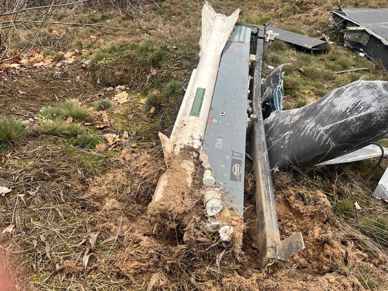 Zestrzelony dron uzbrojony w R-60M.