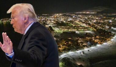 Kolaż zdjęć: prezydent USA Donald Trump na tle stolicy Grenlandii, Nuuk, sfotografowanej nocą z lotu ptaka