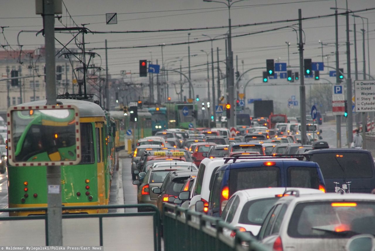 Poznań: Obywatel Mołdawii chodził po mieście z ostrym narzędziem. Niszczył samochody