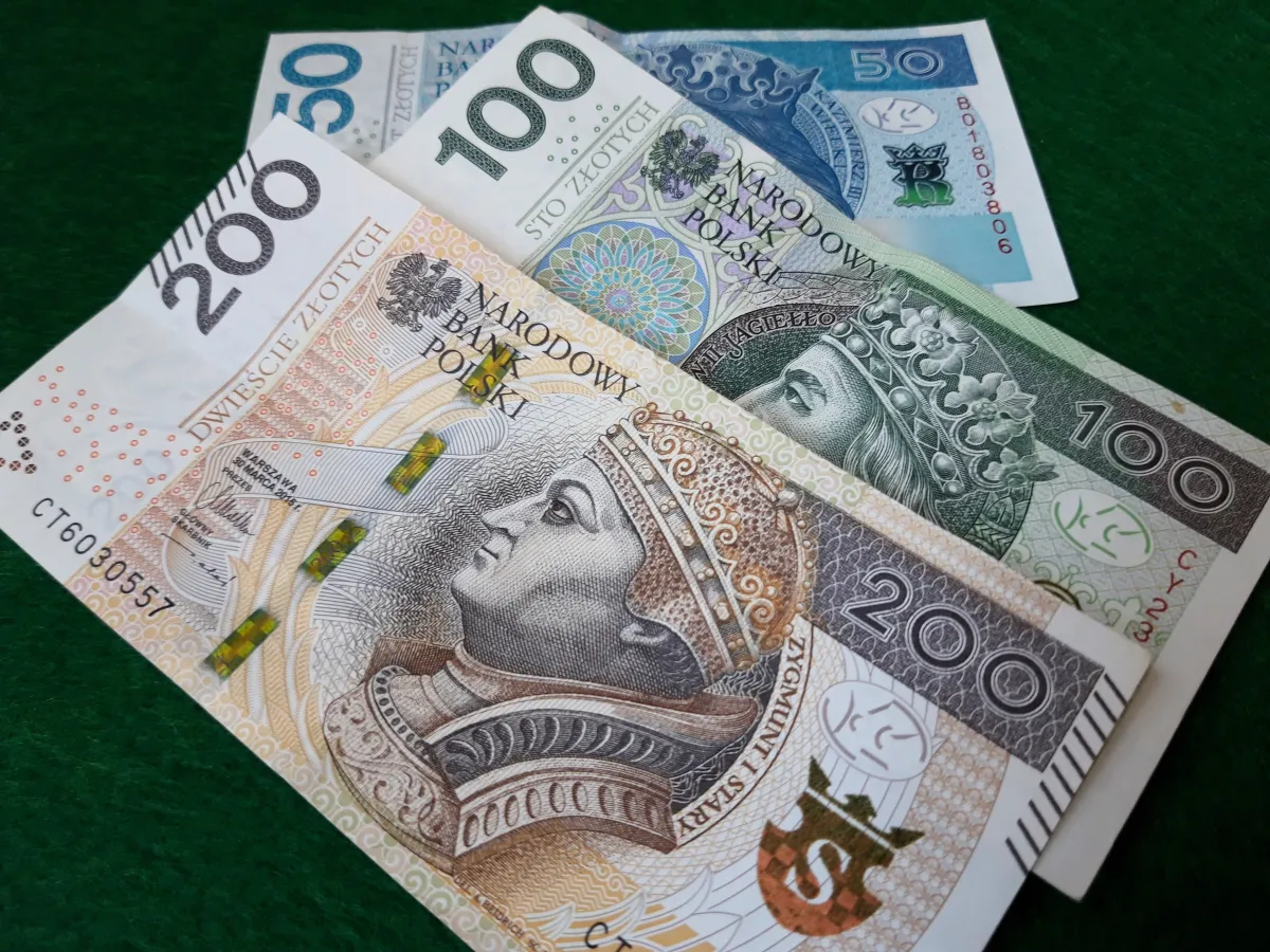 Gotówka od ojca to problem. Skarbówka stawia sprawę jasno – brak zwolnienia z podatku od darowizny, nawet gdy pieniądze wpłyną na konto obdarowanego