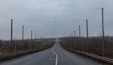 Sieć antydronowa chroniąca drogę w pobliżu Kupiańska-Wuzłowego. Zdj. Michaił Palinchak / SOPA Images / LightRocket za pośrednictwem Getty Images