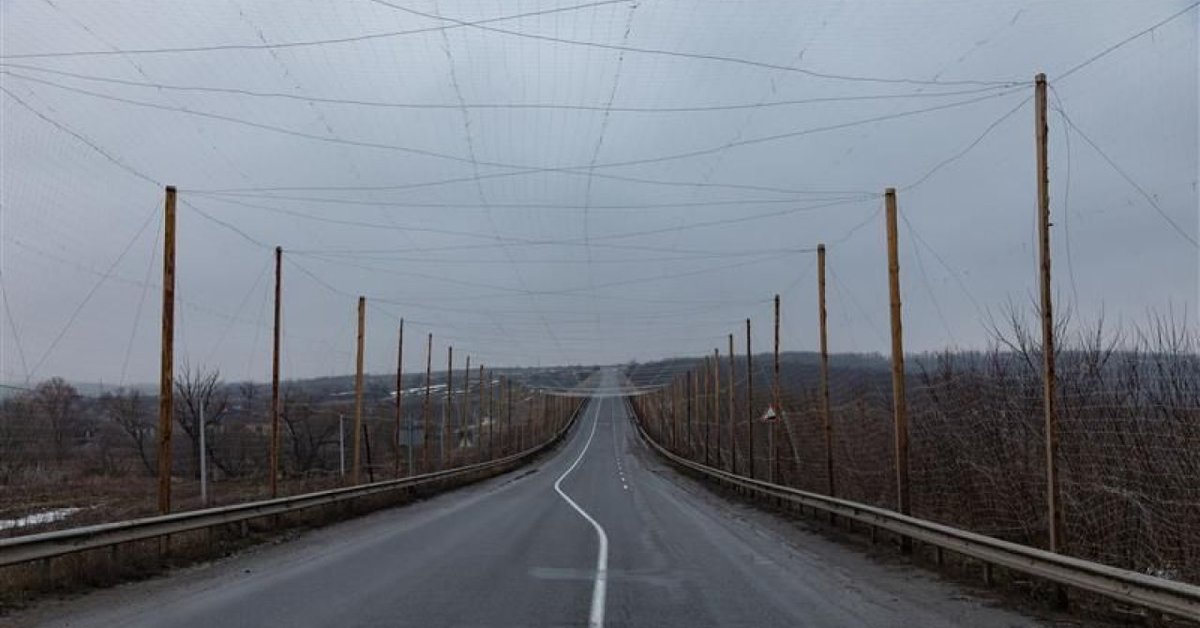 Sieć antydronowa chroniąca drogę w pobliżu Kupiańska-Wuzłowego. Zdj. Michaił Palinchak / SOPA Images / LightRocket za pośrednictwem Getty Images