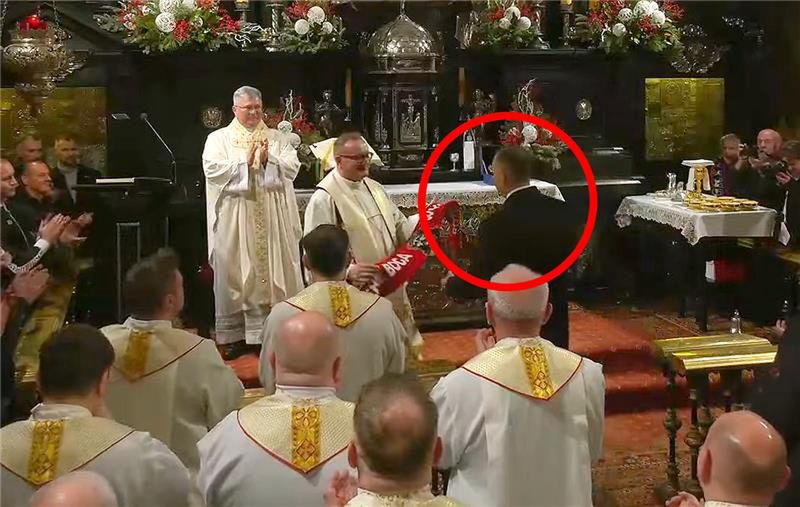 Kuriozalny koniec kazania na Jasnej Górze. Nawrocki dostał prezent