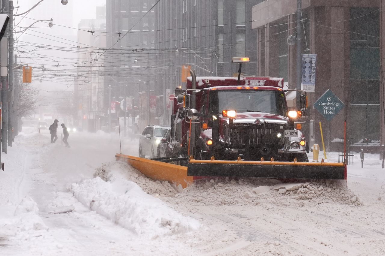 Toronto w śniegu. Zamknięte szkoły, zasypane drogi, odwołane loty