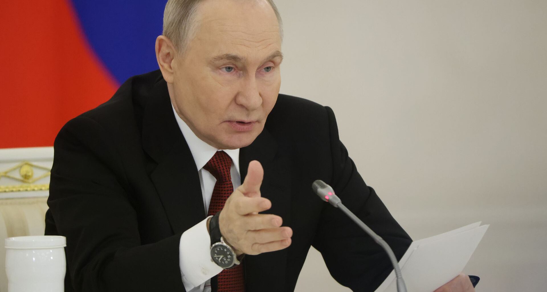 Ksiądz wskoczył do "malucha". Niesie się nagranie ze Śląska