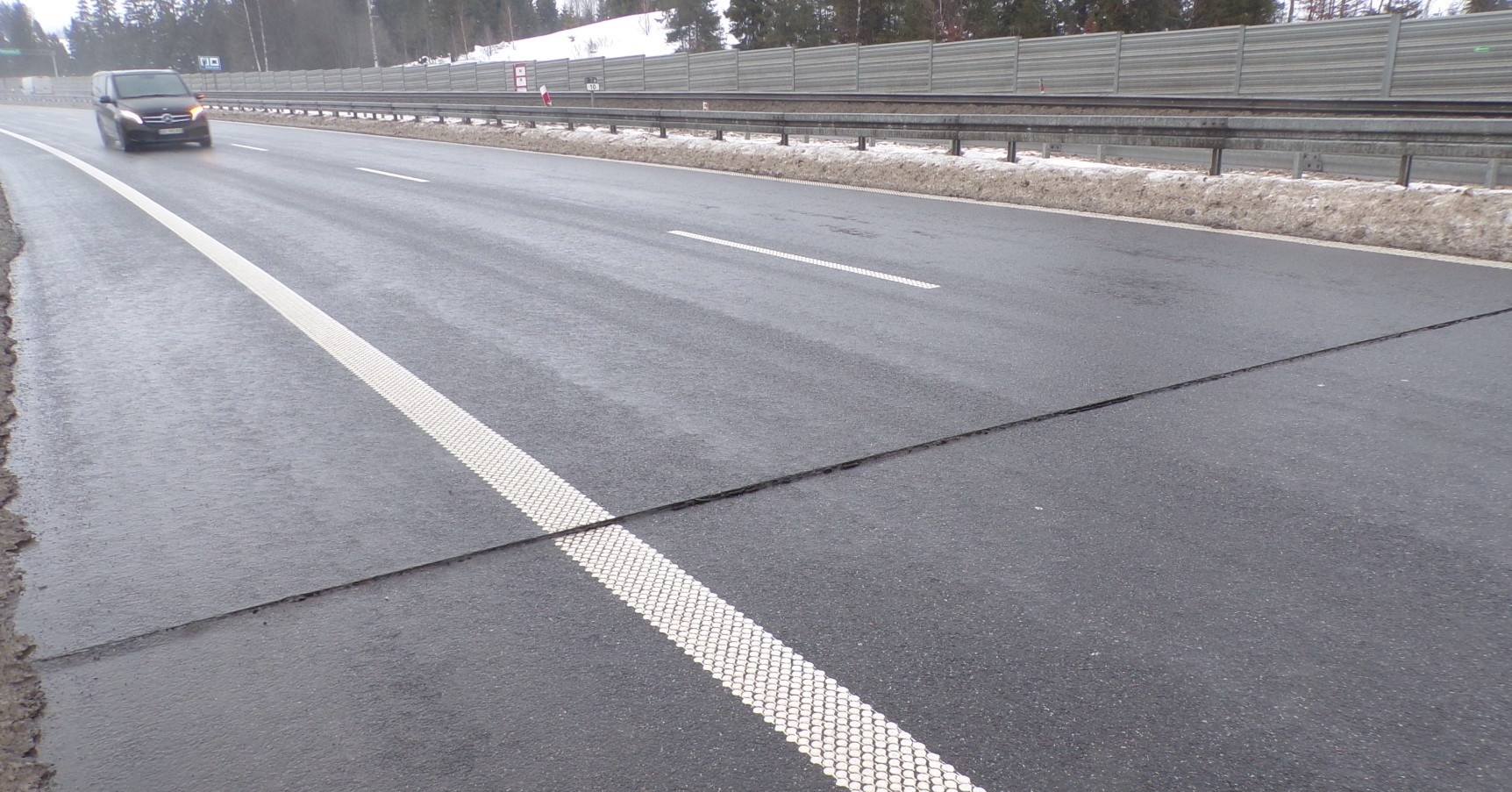 Idealnie proste pęknięcia jezdni na zakopiance