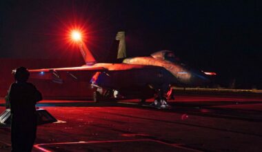 USA grożą Iranowi. Lotniskowce uderzeniowe wypłynęły, ruch na niebie zamarł. Podsumowanie nocy