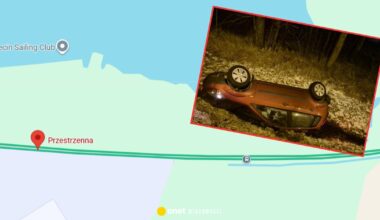 Samochód dachował i wpadł do rowu. Nikt nie zatrzymał się, by pomóc kierowcy