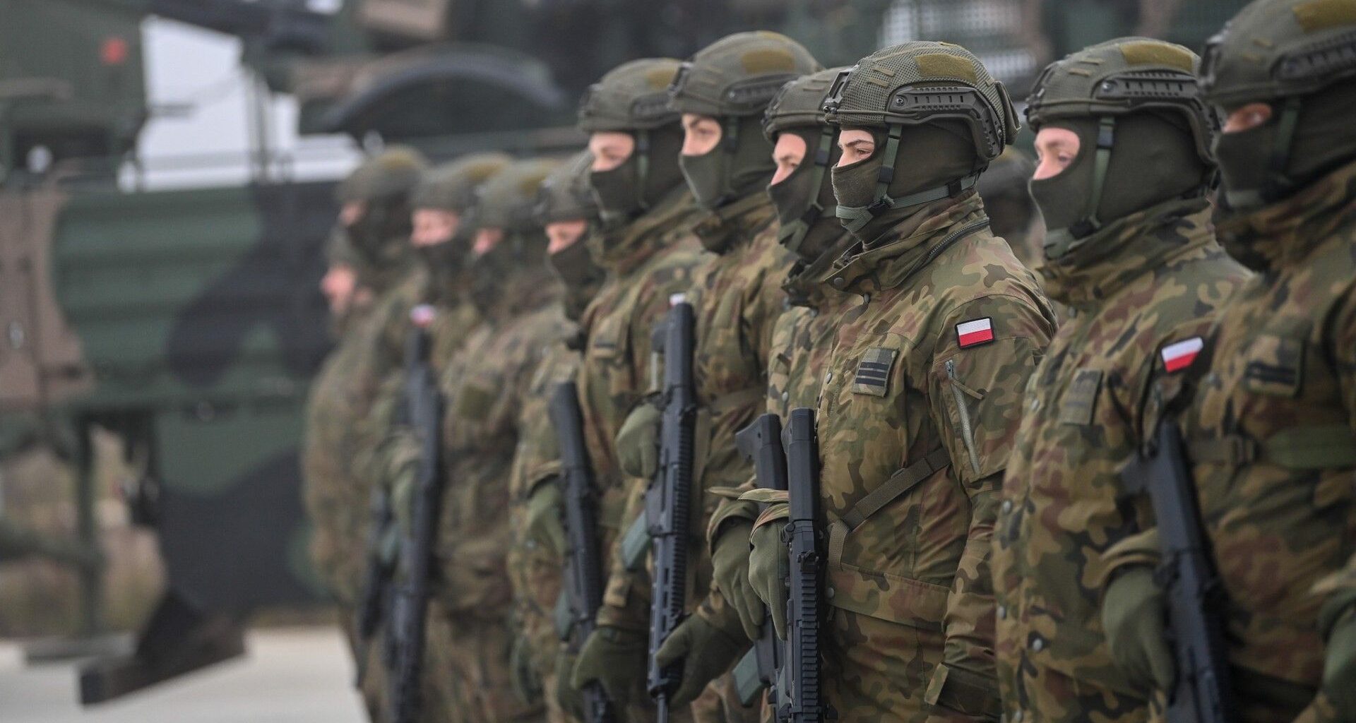 Tesla i „chińczyk” z zakazem wjazdu do jednostek wojskowych. MON wyjaśnia