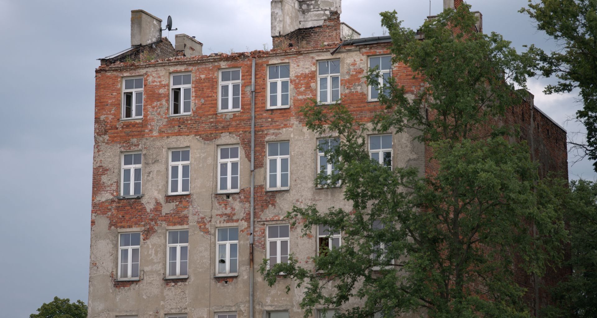 Śnieg spadł, a sprzedaż sanek stoi. "To tragedia. Żal na to patrzeć"
