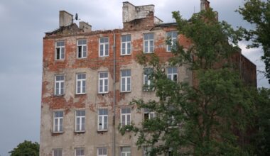 Śnieg spadł, a sprzedaż sanek stoi. "To tragedia. Żal na to patrzeć"