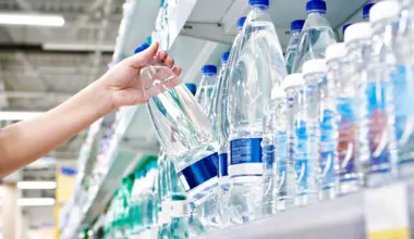 System kaucyjny 2026 działa. Czy można wyrzucić butelkę do żółtego pojemnika? Zasady i kary