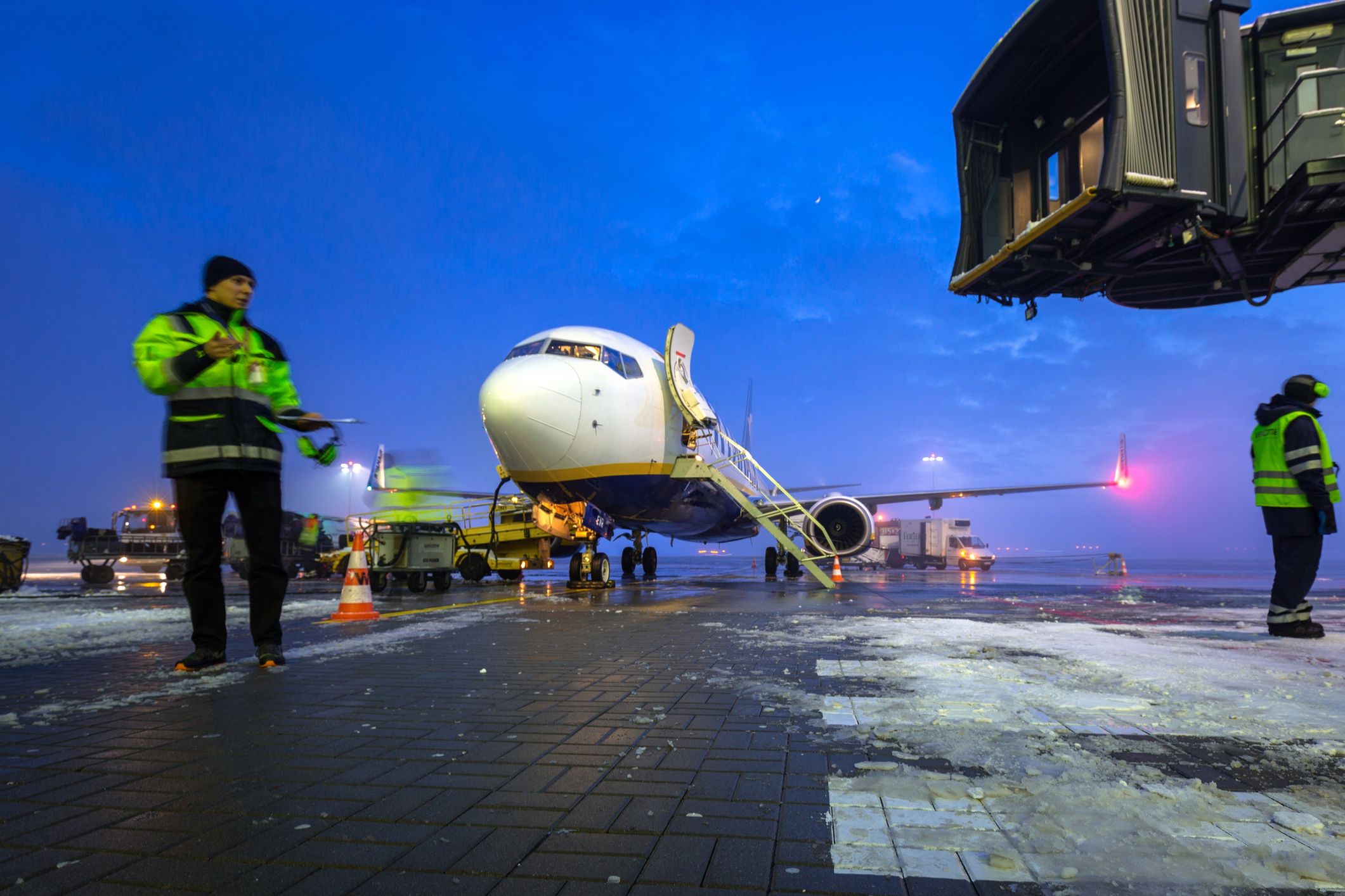 Zimą lotniska musza przestzregać konkretnych procedur 