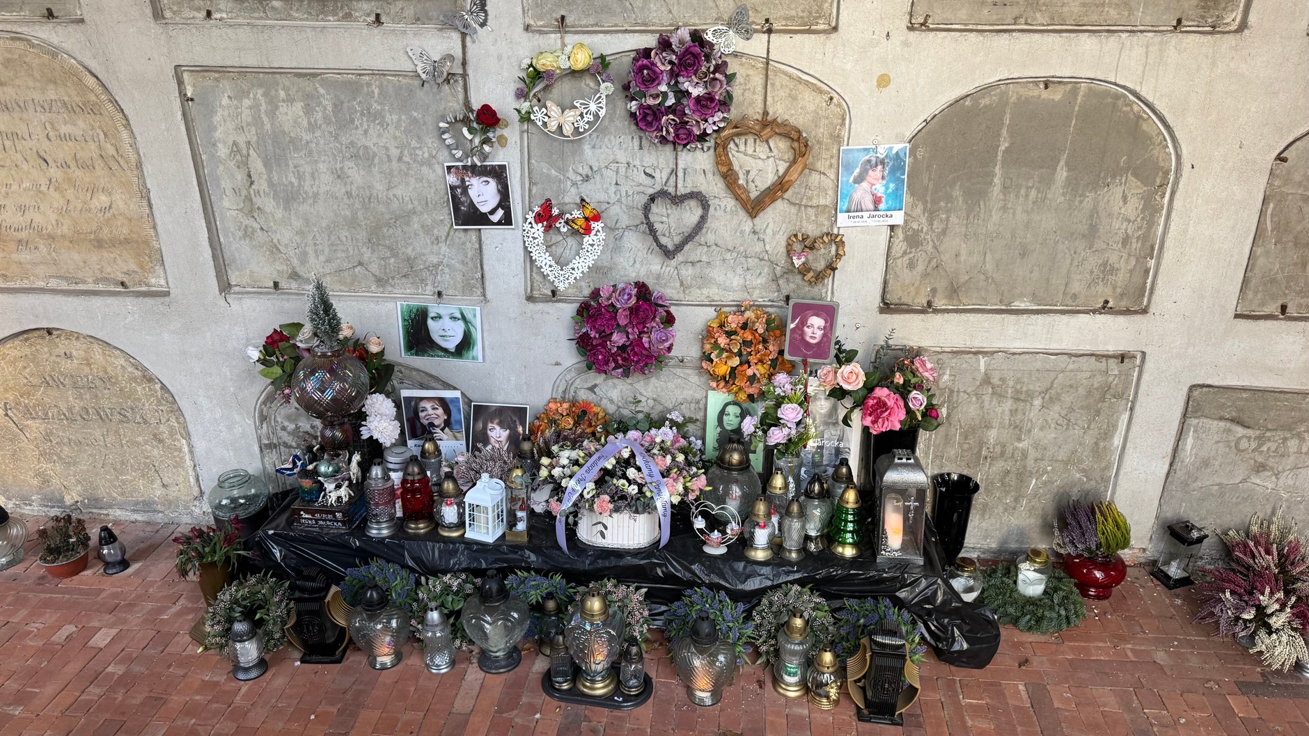 Grób Ireny Jarockiej w katakumbach na Starych Powązkach w Warszawie