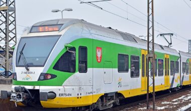 Dramat w woj. mazowieckim. Samochód wjechał pod rozpędzony pociąg - Onet