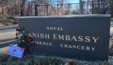 Donald Trump walczy o Grenlandię. Wymowny napis przed ambasadą Danii w USA - Onet