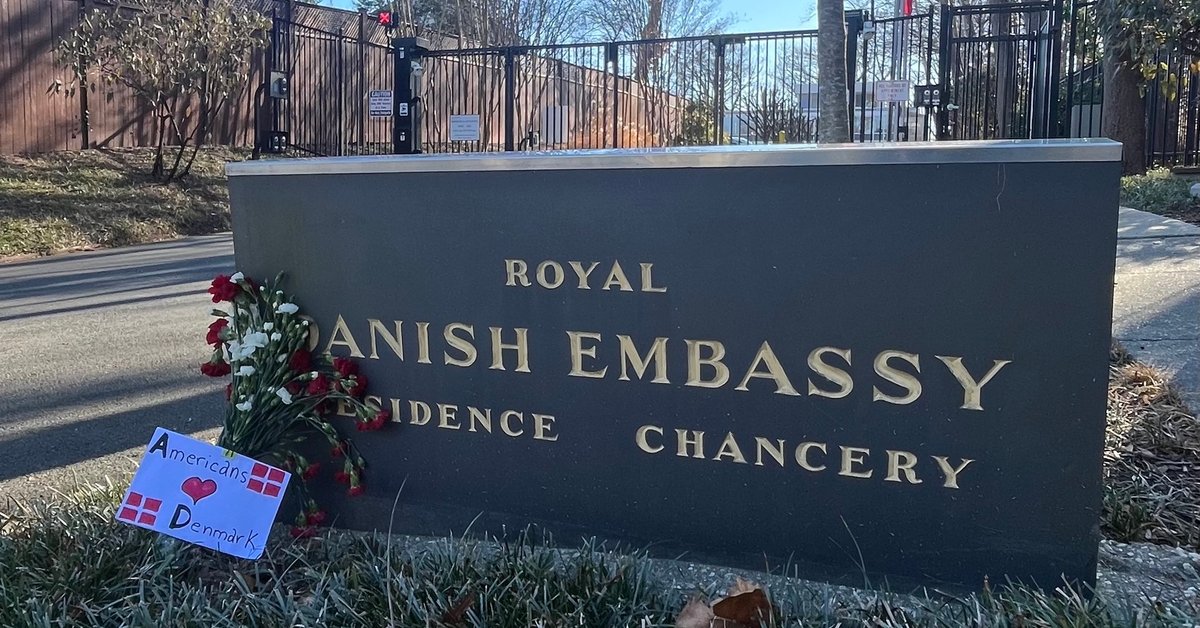 Donald Trump walczy o Grenlandię. Wymowny napis przed ambasadą Danii w USA - Onet