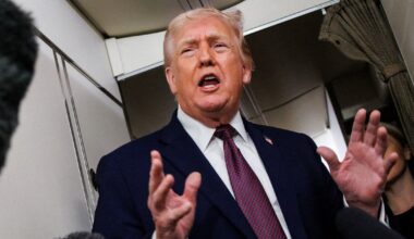 Prezydent Stanów Zjednoczonych Donald Trump odpowiada na pytania dziennikarzy na pokładzie samolotu Air Force One, 11 stycznia 2026 r.