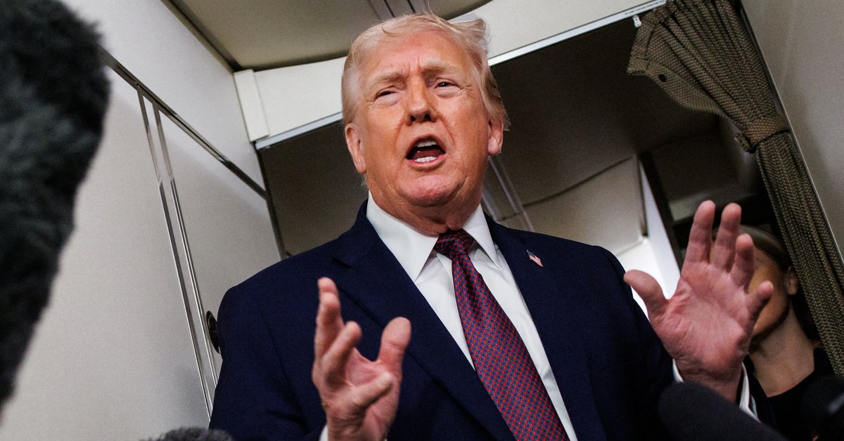 Prezydent Stanów Zjednoczonych Donald Trump odpowiada na pytania dziennikarzy na pokładzie samolotu Air Force One, 11 stycznia 2026 r.