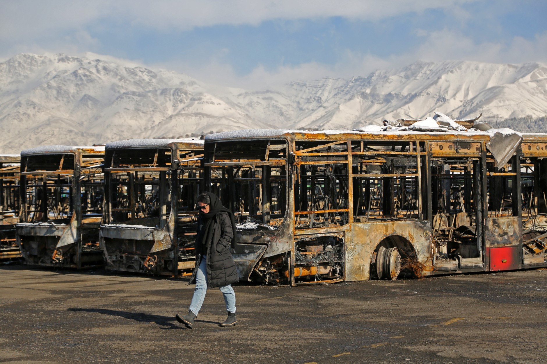 Autobusy spalone podczas protestów w Teheranie, 21 stycznia 2026 r.