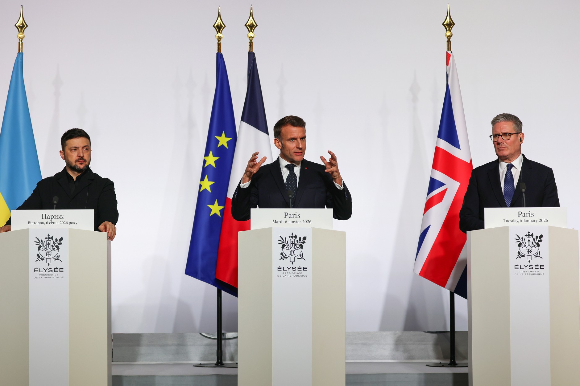 Prezydent Ukrainy Wołodymyr Zełenski, prezydent Francji Emmanuel Macron i premier Wielkiej Brytanii Keir Starmer po podpisaniu deklaracji w sprawie rozmieszczenia sił po zawieszeniu broni w Ukrainie podczas szczytu koalicji chętnych, Paryż, Francja, 6 stycznia 2026 r.