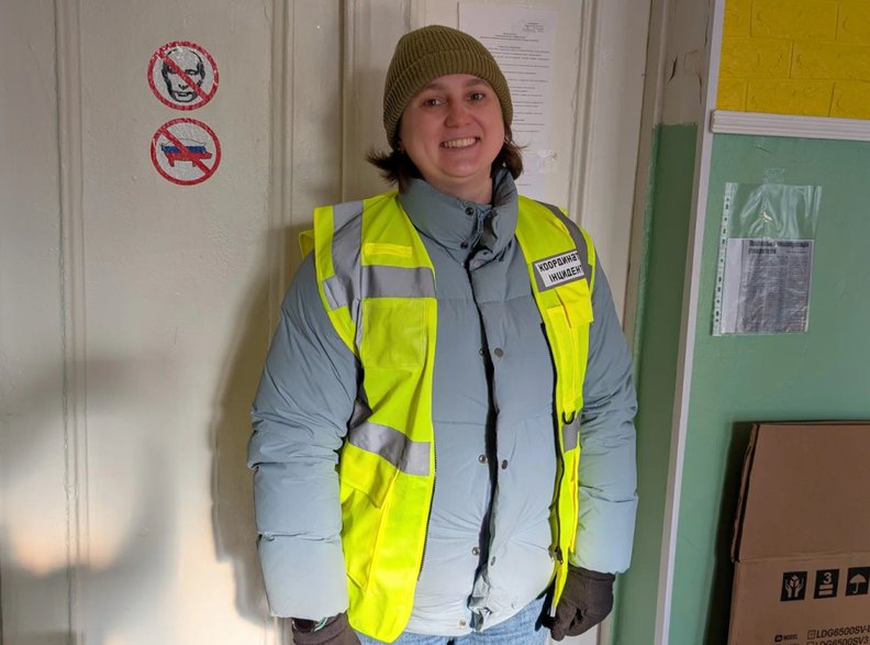 Słoneczna Kateryna Raputa. I świeci, i grzeje. Zdjęcie wykonano w kijowskiej szkole, do której przyjechała pomagać przy ocieplaniu klas i korytarzy. / Fot. NV/Ołeksandr Paschover