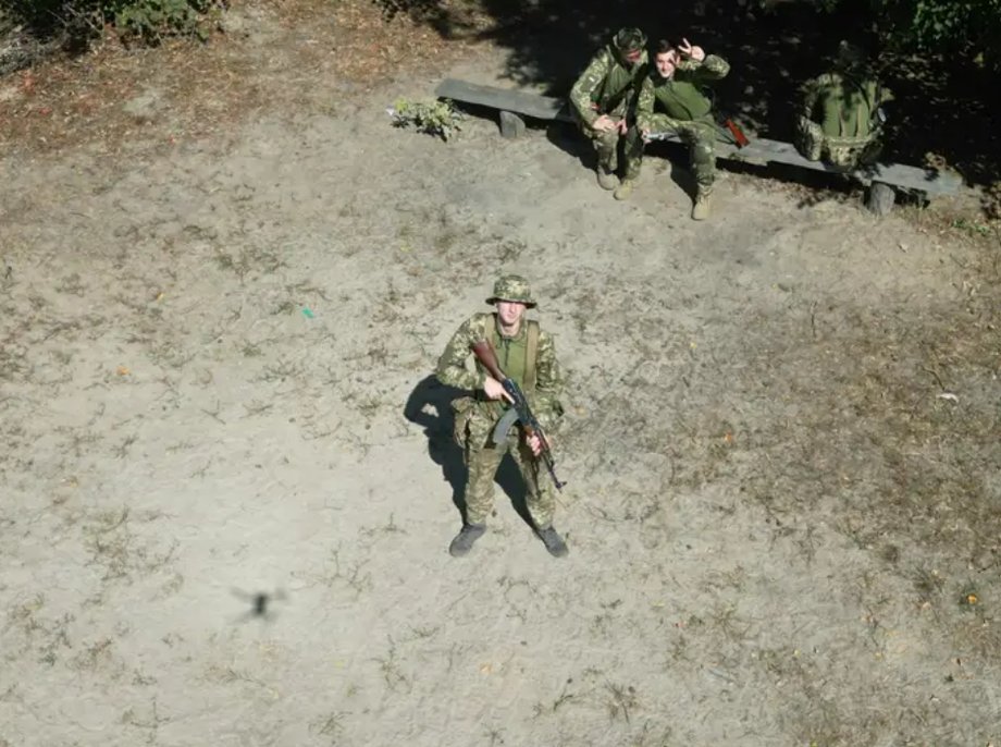 Żłuktenko pozuje do zdjęcia podczas misji ze swoim oddziałem