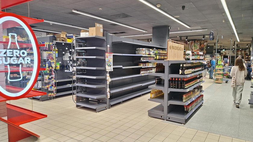 Regały Carrefour zniknęły.