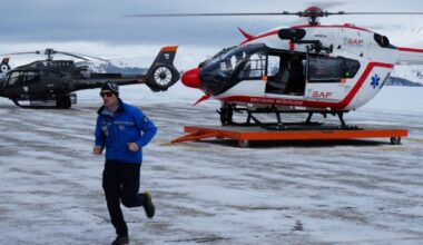 Widok helikoptera ratunkowego po tym, jak sześciu narciarzy zginęło w oddzielnych lawinach we francuskich Alpach w ubiegły weekend