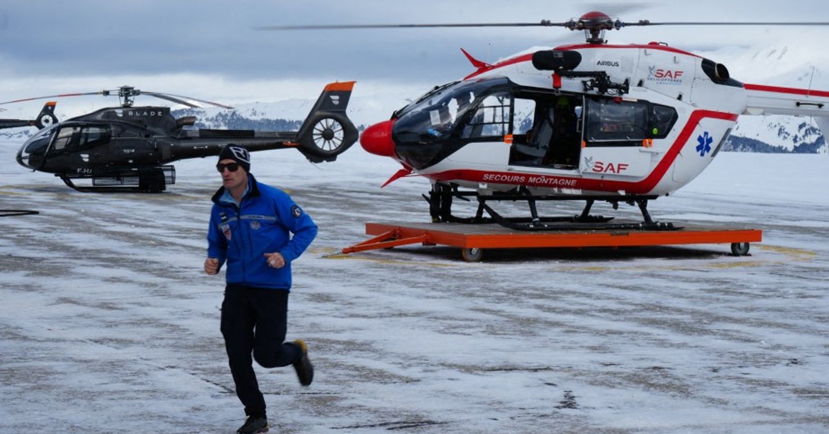 Widok helikoptera ratunkowego po tym, jak sześciu narciarzy zginęło w oddzielnych lawinach we francuskich Alpach w ubiegły weekend