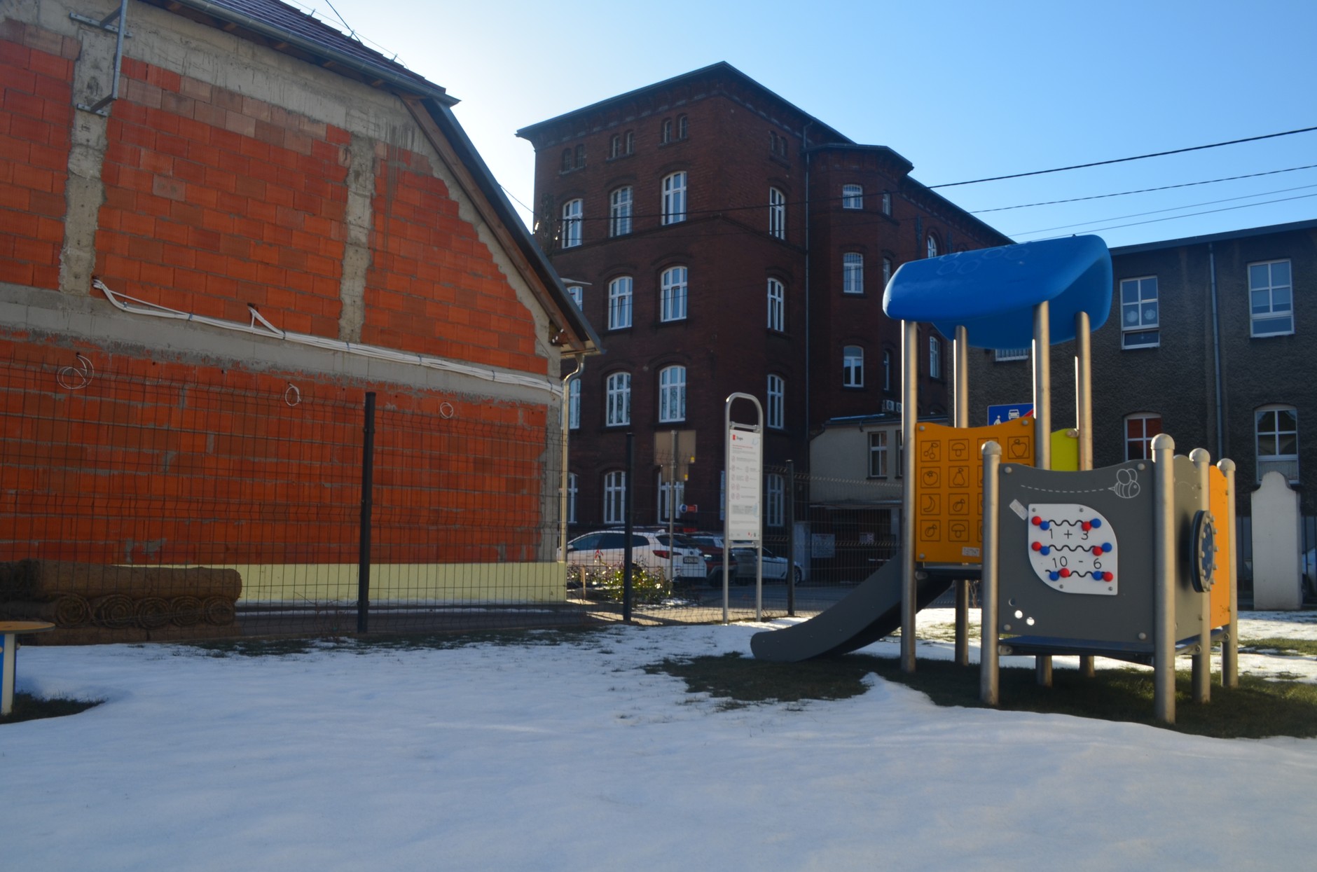 Widok z terenu placu zabaw żłobka