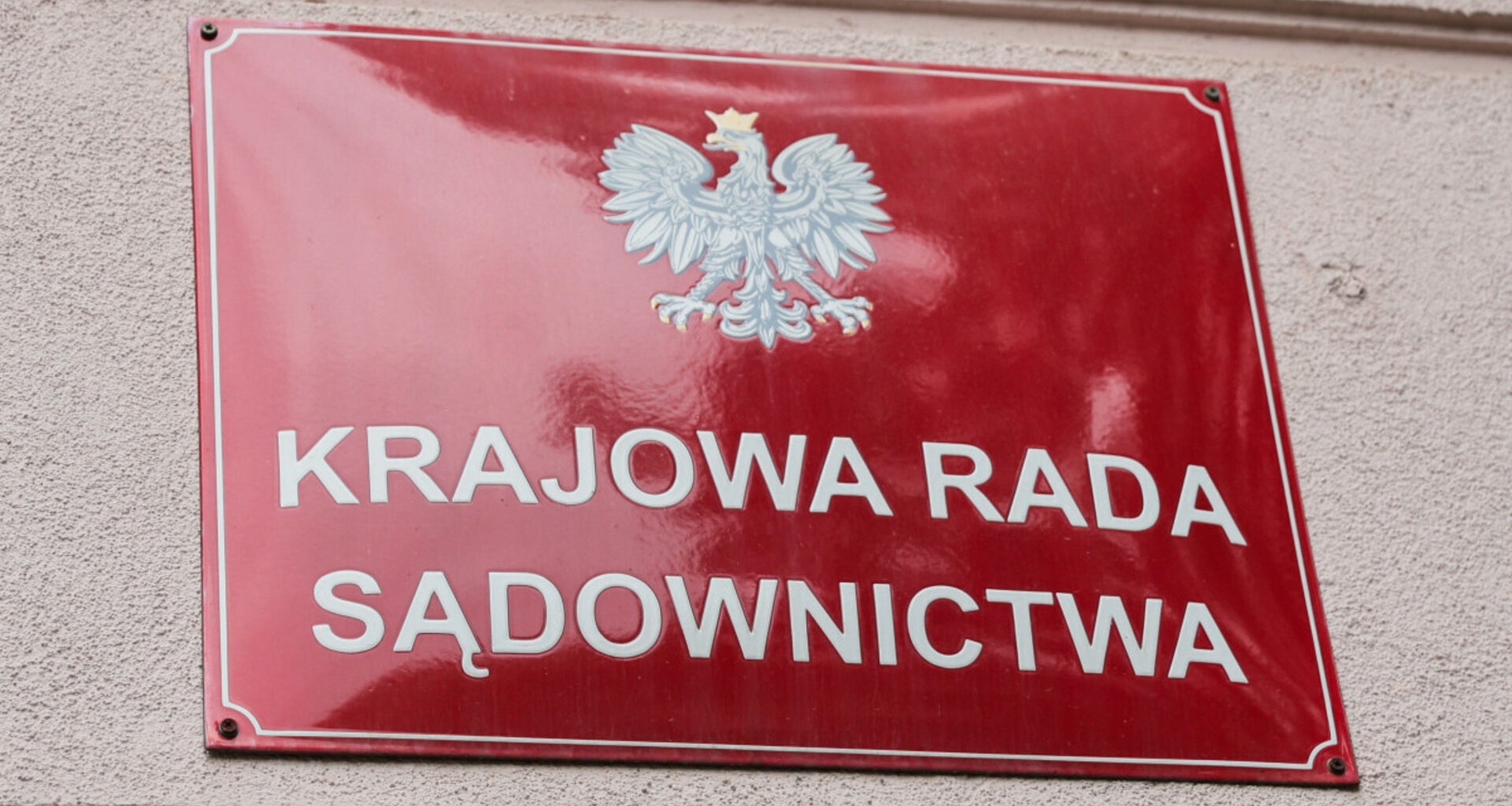 Prokuratorzy w asyście policjantów weszli do siedziby KRS. Jest decyzja