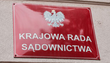 Prokuratorzy w asyście policjantów weszli do siedziby KRS. Jest decyzja