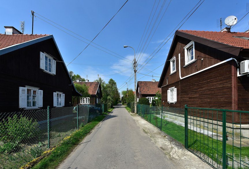 Fragment osiedla, domki wzniesione dla kadry technicznej,  Adrian Grycuk, Wikipedia