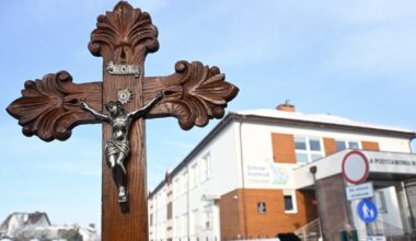 Nauczycielka wyrzuciła krzyż do śmieci. Tak się tłumaczy. "To była zabawka"