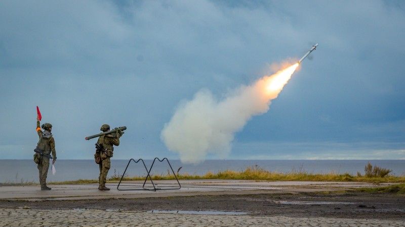 Żołnierz 12. Szczecińskiej Brygady Zmechanizowanej podczas strzelania z wyrzutni przeciwlotniczej Piorun na terenie CPSP w Ustce.