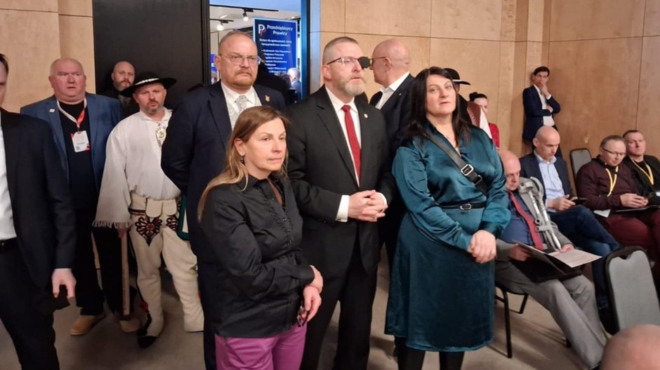 Grzegorz Braun ze zwolennikami na kongresie KINGS