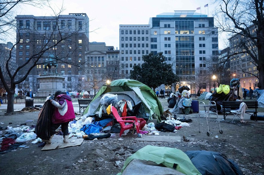 Osoby w kryzysie bezdomności w parku w Waszyngtonie