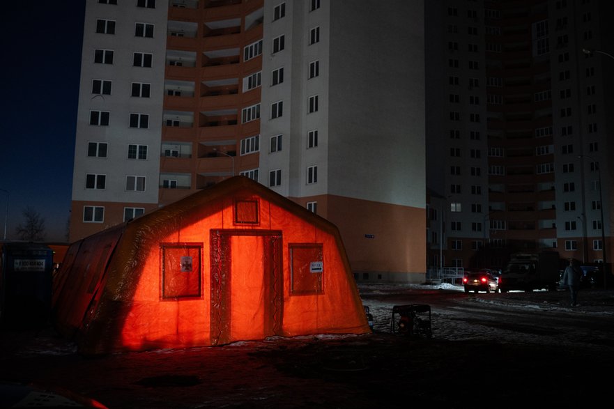 Oświetlony namiot podczas podczas przerwy w dostawie prądu, Kijów, 21 stycznia 2026 r.