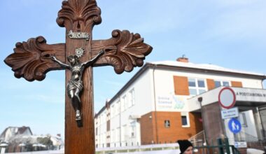 Nauczycielka miała wyrzucić krzyż do kosza. Jest finał sprawy z Kielna - Onet