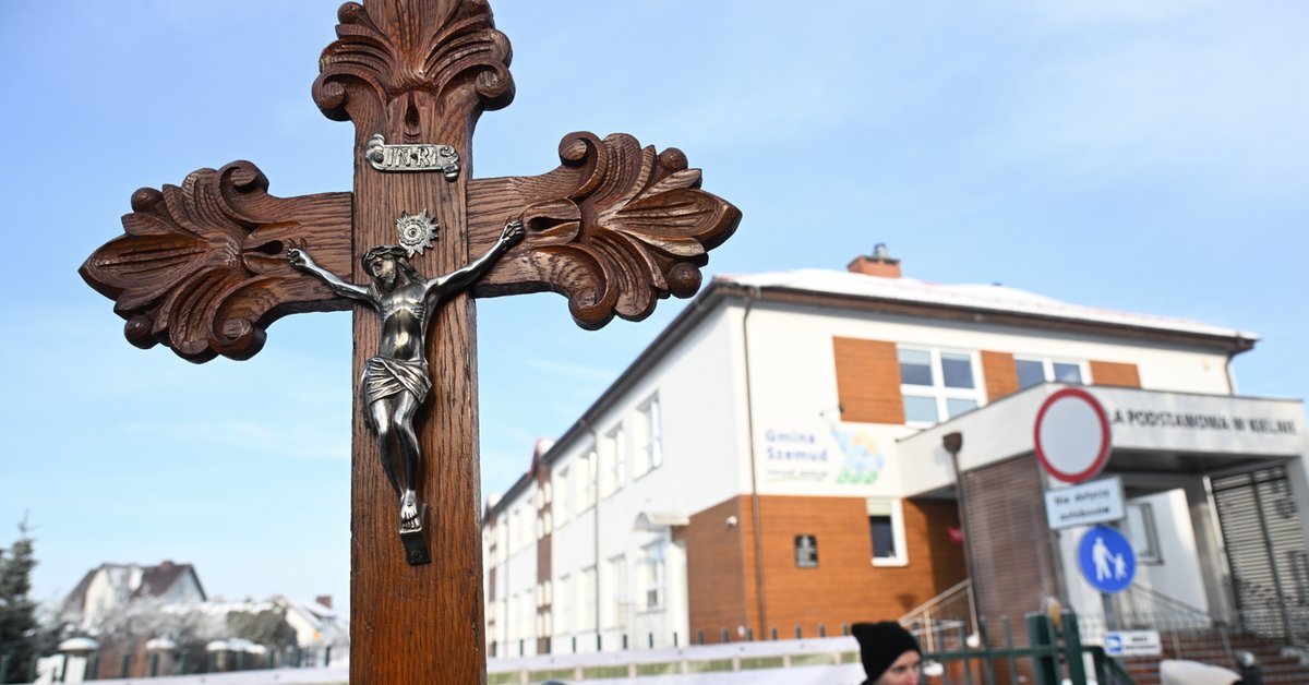Nauczycielka miała wyrzucić krzyż do kosza. Jest finał sprawy z Kielna - Onet
