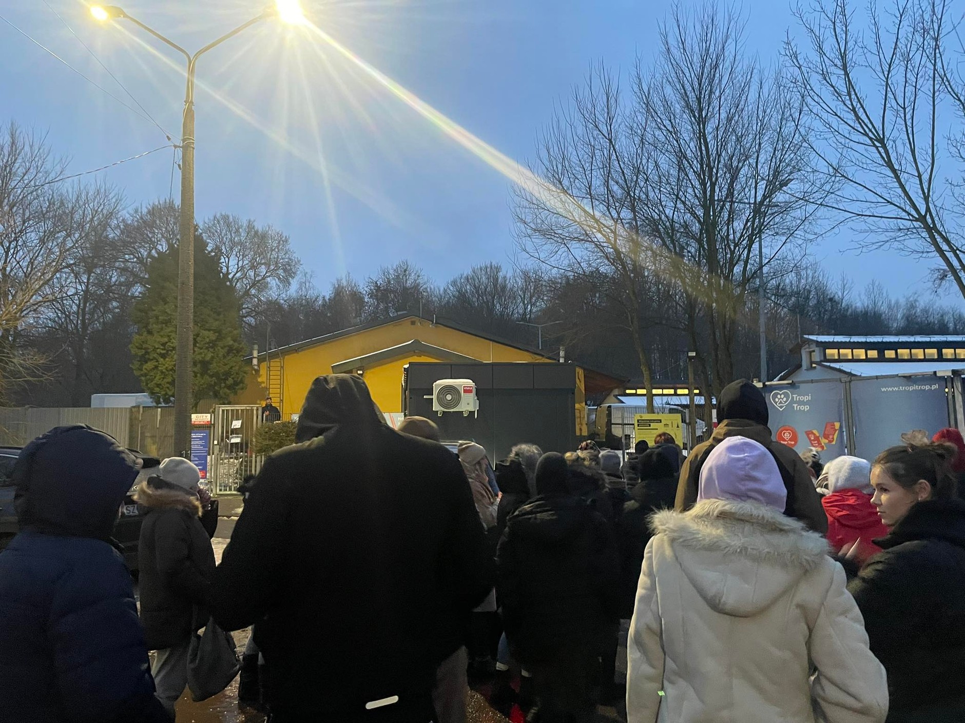 Bytomianie przed schroniskiem 