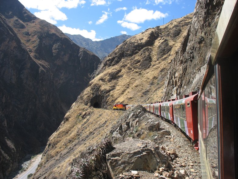 Jeden z 69 tuneli na trasie