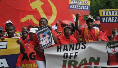 Ludzie biorący udział w proteście w geście solidarności z Wenezuelą przed ambasadą Stanów Zjednoczonych w Pretorii, RPA, 8 stycznia 2026 r