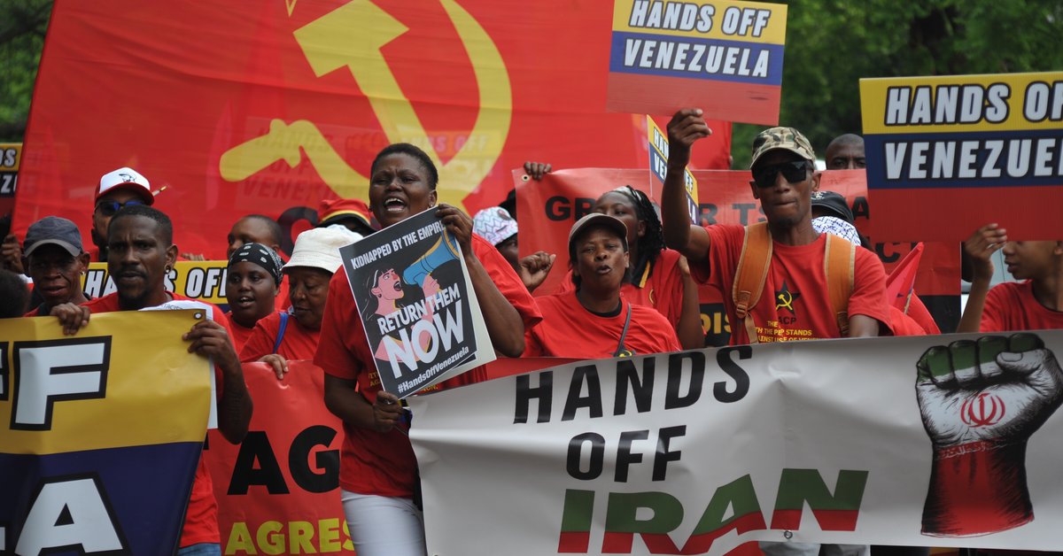 Ludzie biorący udział w proteście w geście solidarności z Wenezuelą przed ambasadą Stanów Zjednoczonych w Pretorii, RPA, 8 stycznia 2026 r