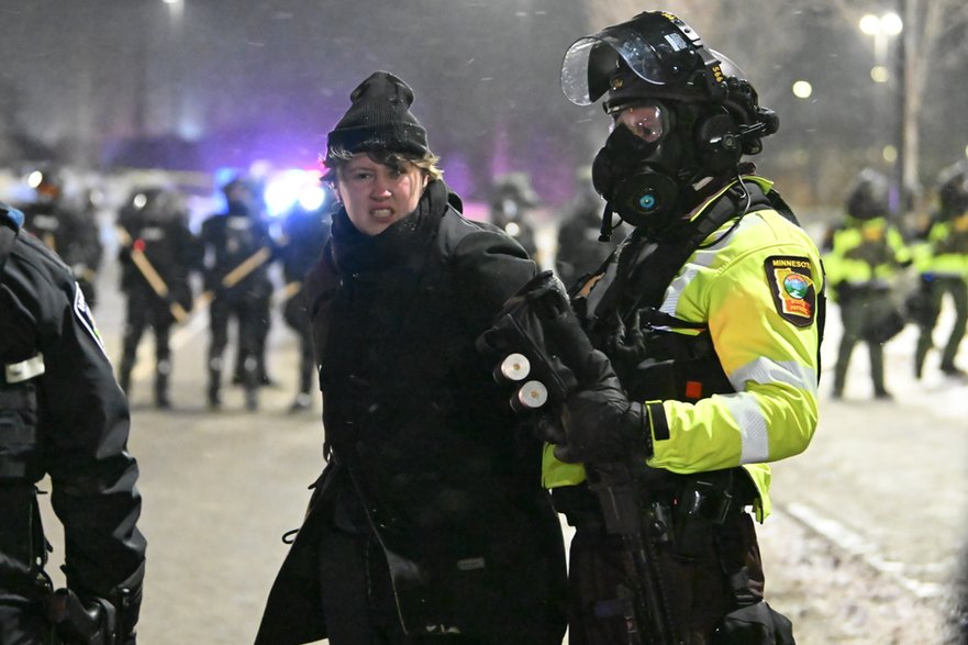 Policja aresztuje protestujących na przedmieściach Minneapolis w stanie Minnesota, USA, 26 stycznia 2026 r.